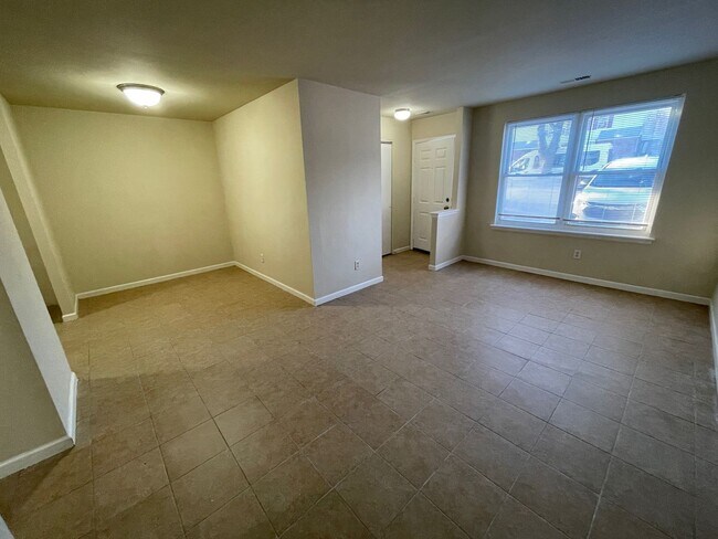 Foto del edificio - 2 BED 1 BATH 1ST FLOOR APARTMENT