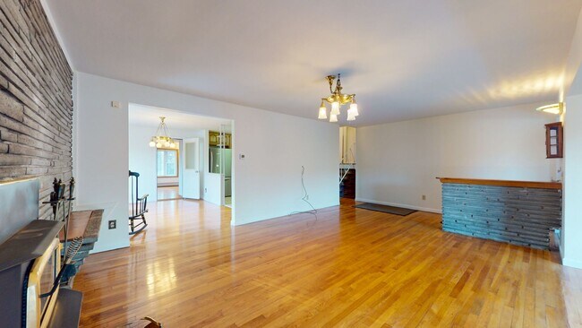 Building Photo - 3 Bedroom Split Level in Woodbridge
