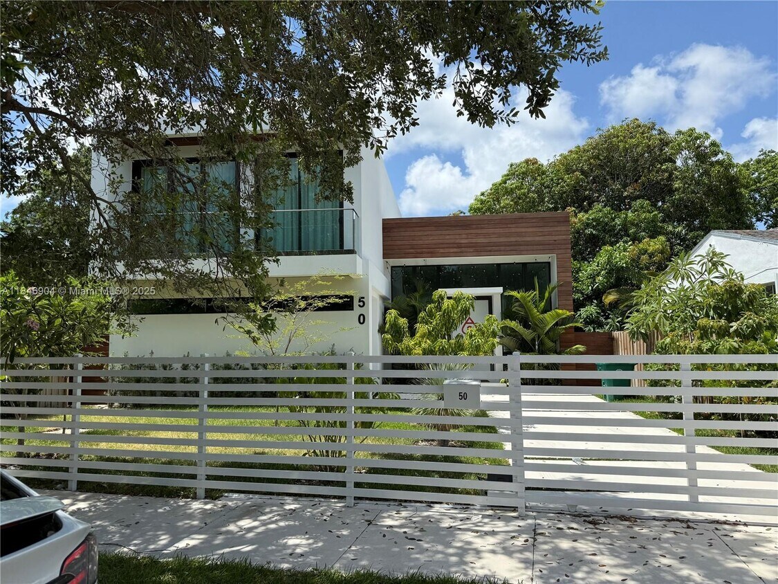 Foto principal - 50 NE 49th St