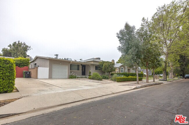 Foto del edificio - 22022 Lopez St