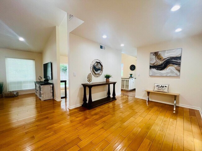 Foto del edificio - 5309 Lockhurst Dr