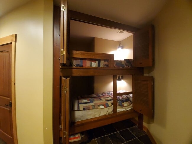 Building Photo - Fully furnished condo