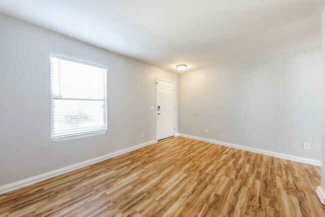 Foto del edificio - 16809 W Central St