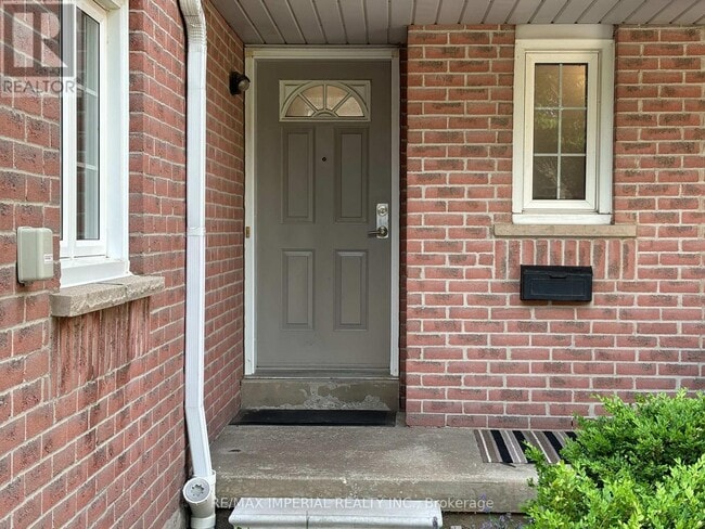 Building Photo - 5205 Glen Erin Dr