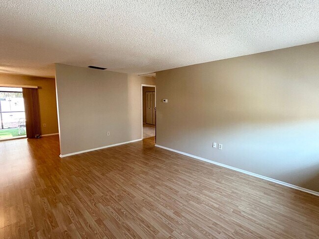 Foto del edificio - 2 Bedroom Villa with Screened in Patio!