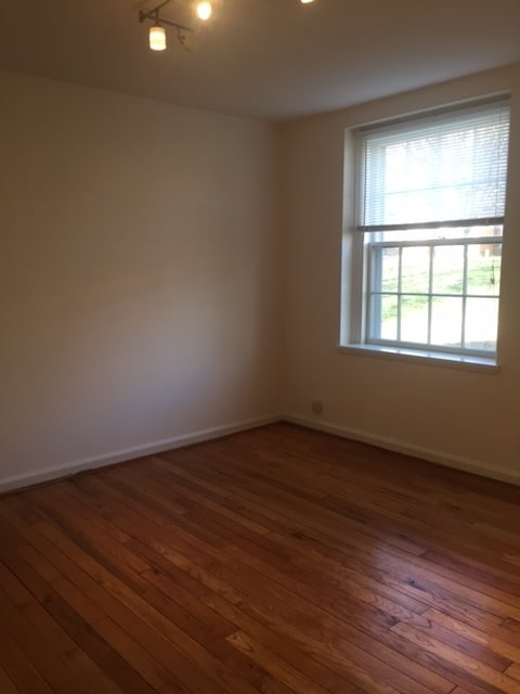 Photo - 1 Bedroom 1 Bath in McLean Gardens Just Off Wisc. Ave.! House