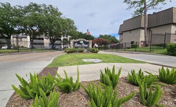 Building Photo - 3025 Walnut Bend Ln