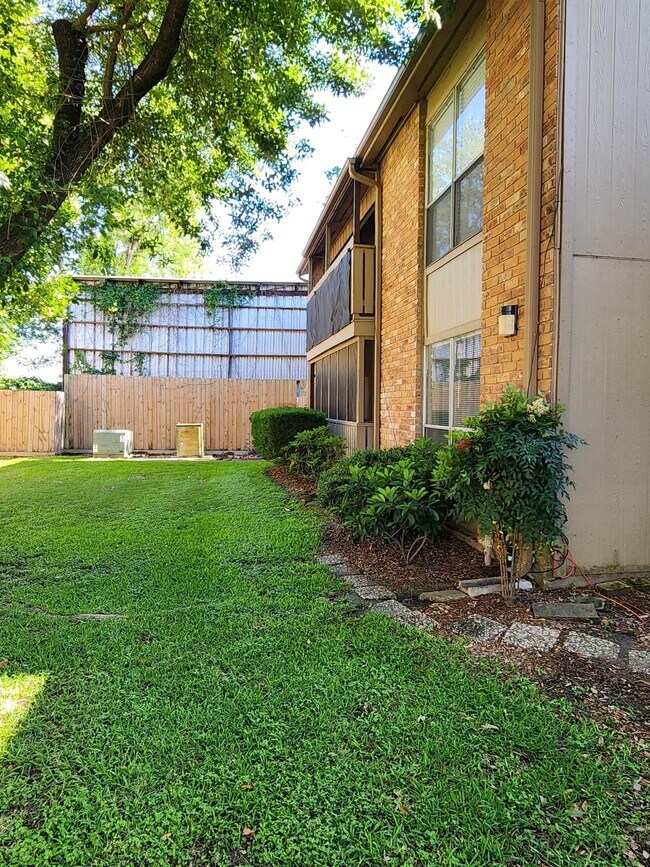 Building Photo - 5665 Birchmont Dr