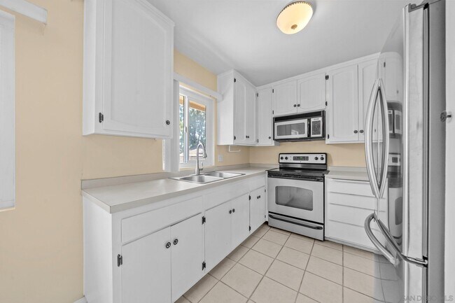 Building Photo - 4540 Maple Ave