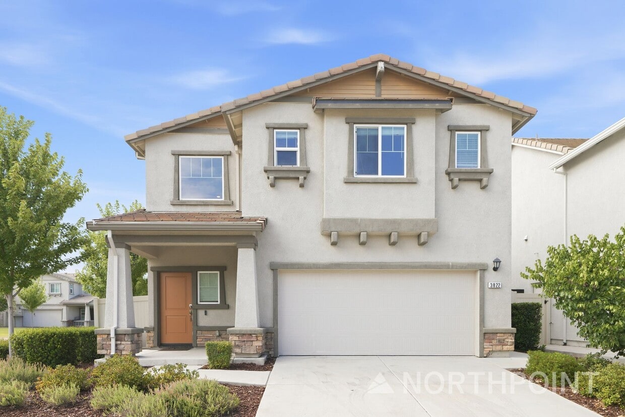 3 BR/2.5BA | Newly Renovated Single Family Home | 1-Car Covered Parking | Nice backyard - 3 BR/2.5BA | Newly Renovated Single Family Home | 1-Car Covered Parking | Nice backyard