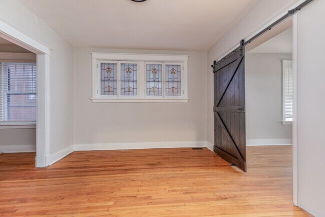 Foto del edificio - 1340 McCausland Ave