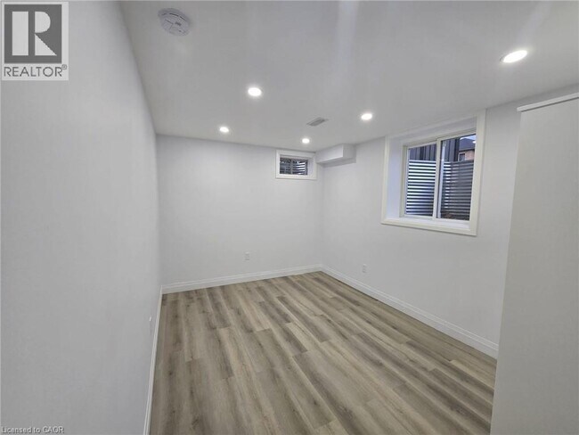 Photo du bâtiment - 200 Bedrock Dr