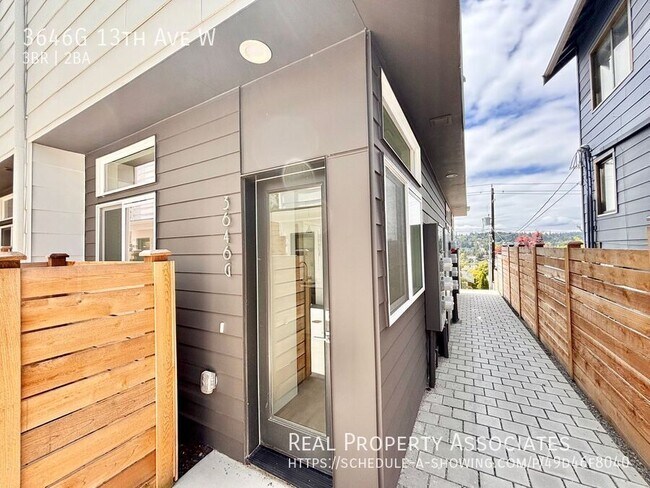 Foto del edificio - 3646G 13th Ave W-