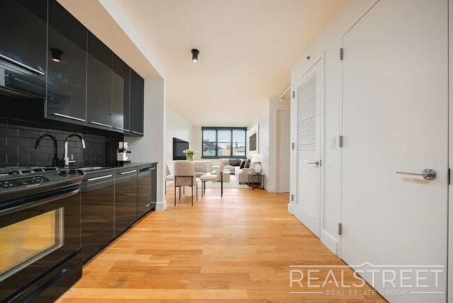 Foto del edificio - Stunning, Elegant, 2 Bedroom Right off Lorimer L train, Amazing Roof deck, Gym, Great Location!