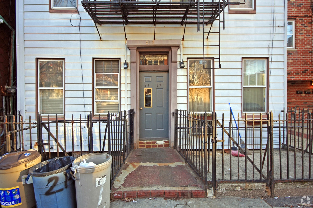 Building Photo - 2117 33rd Ave