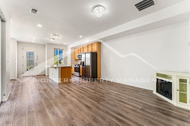 Building Photo - Beautiful Home with 2 Car Garage and Centr...