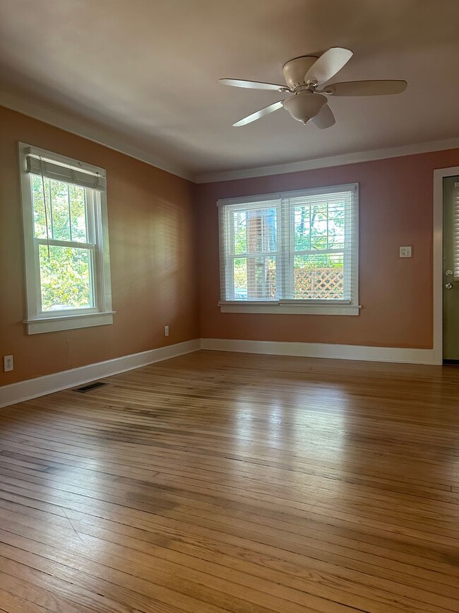 Building Photo - 2 bedroom / 2 bathroom East side Cottage