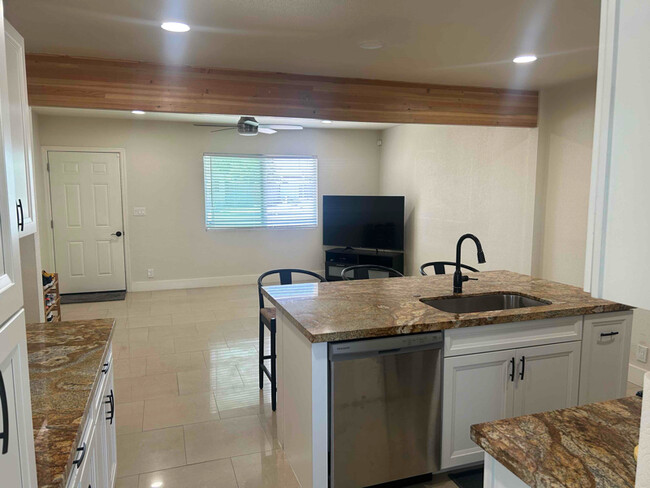 Foto del edificio - 343 N Harris Dr