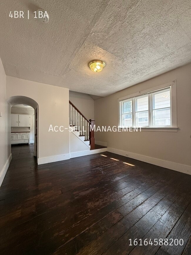 Building Photo - 901 Zeeland Ct NE