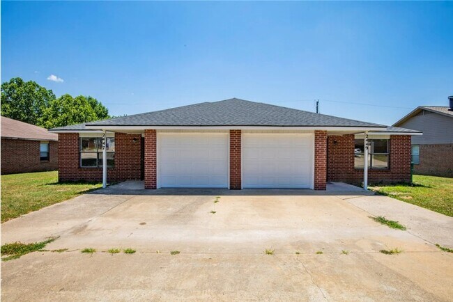 Building Photo - 2449 W Yvonne Dr