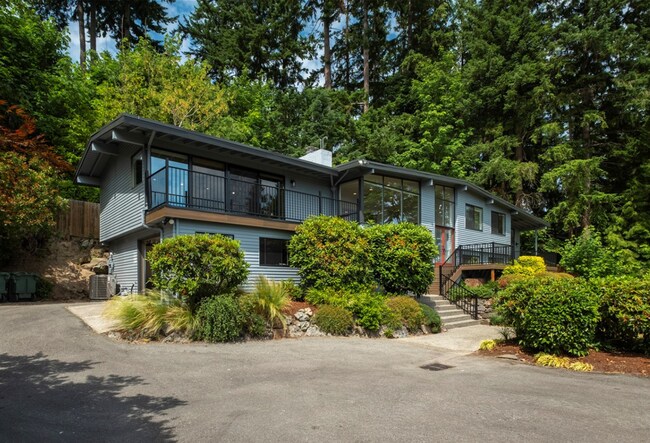 Building Photo - Elegant 4 bed home with Lake Sammamish Vie...