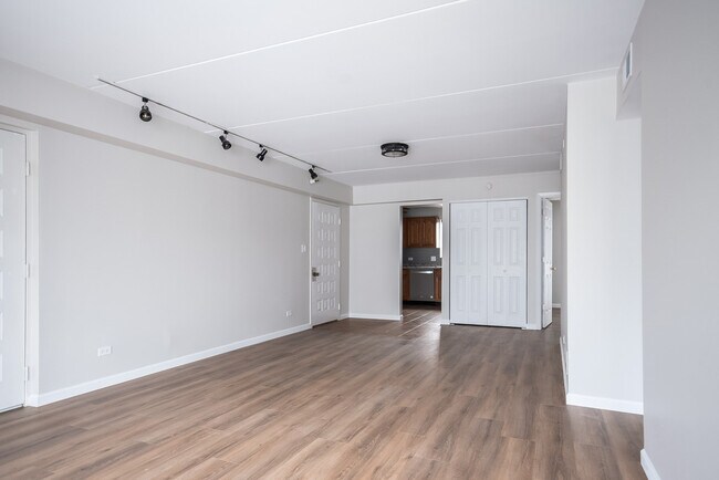 Building Photo - 6040 Lake Bluff Dr