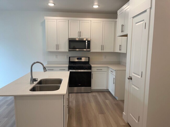 Building Photo - Beautiful like new 3 bedroom 2.5 bathroom townhome in Spanish Fork!