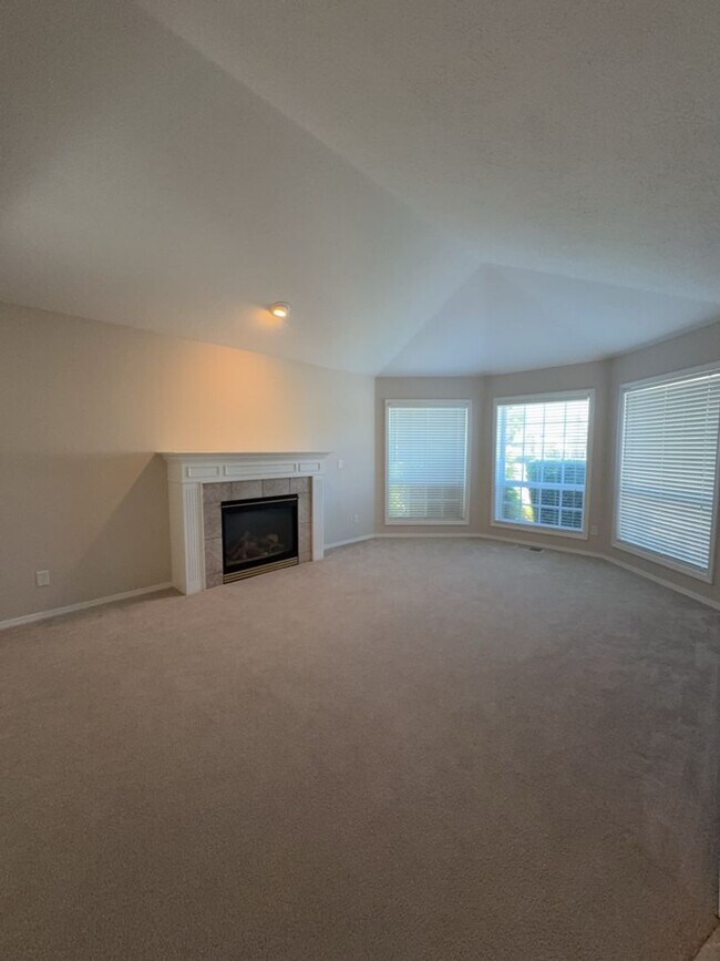 Building Photo - Three Bedroom, Two Bath in the Vineyards N...