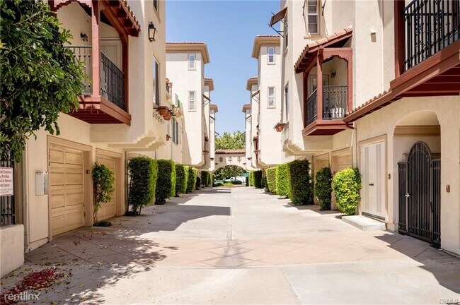 Building Photo - 3 br, 2.5 bath Townhome - 626 E Walnut St