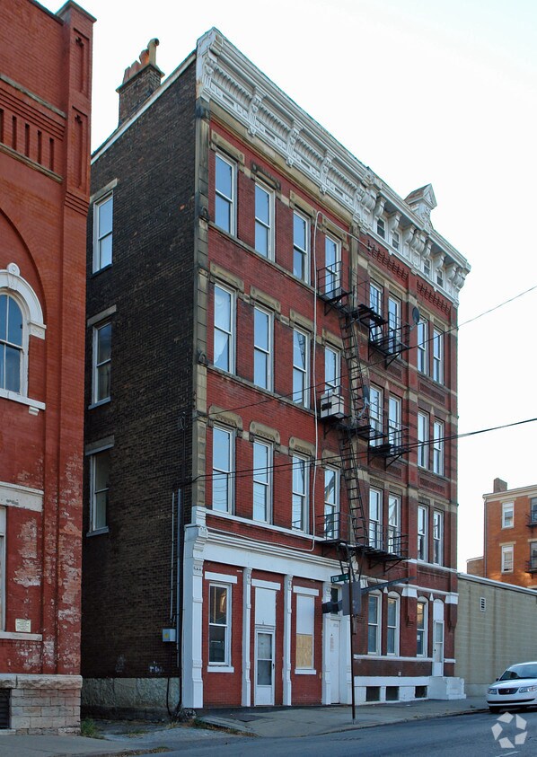 Building Photo - 1906-1908 Elm St