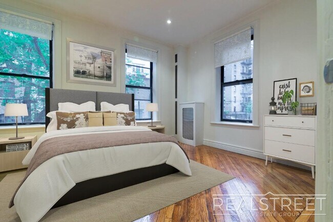 Foto del edificio - Renovated Giant Prewar 1 bedroom in Brookl...