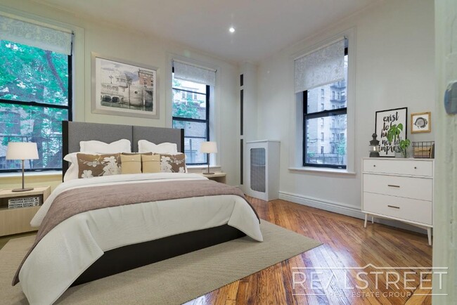 Building Photo - Renovated Giant Prewar 1 bedroom in Brookl...