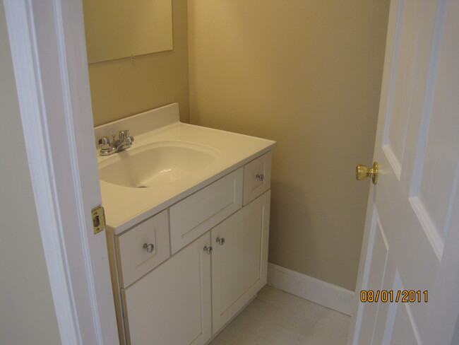 1/2 Bath - 327 N Johnson St