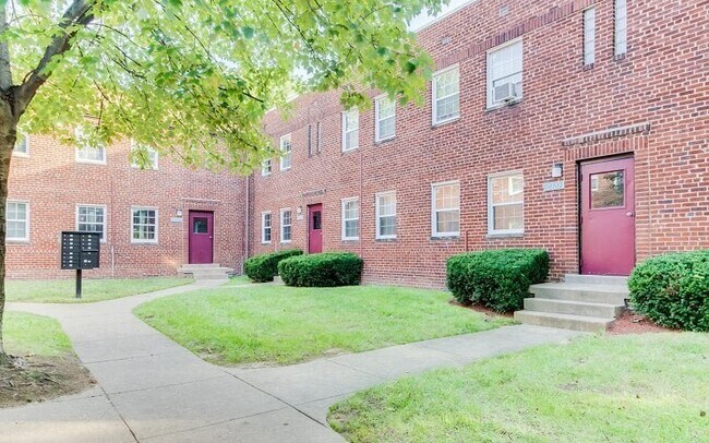 Building Photo - 2317 Hartford St SE
