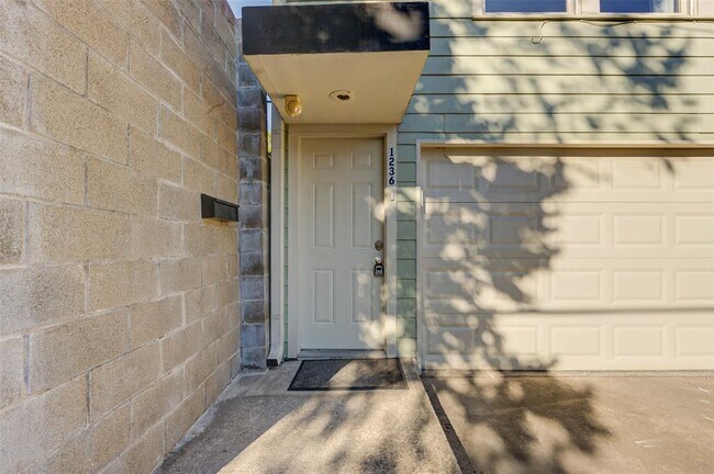 Building Photo - 1236 Cortlandt St