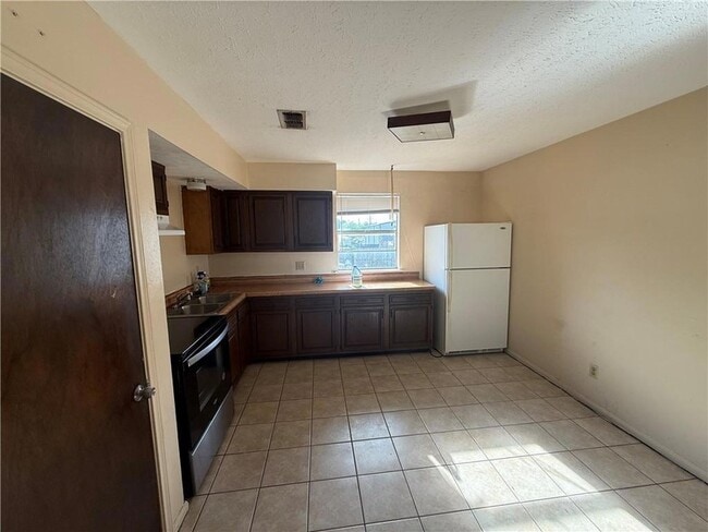 Building Photo - 320 W Liberaux St