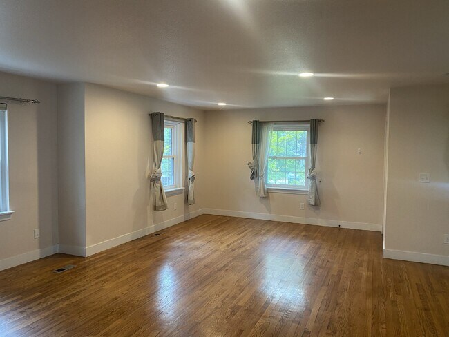 Foto del edificio - 3 bed/ 3 bath Home in Mayfair