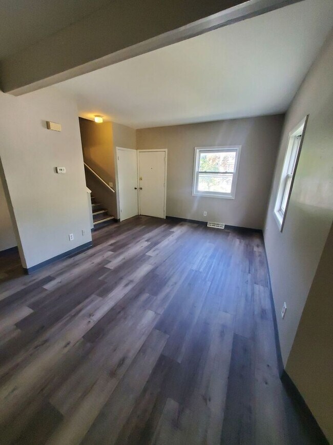 Foto del edificio - 505-507 W. Burleigh St. (Townhouse)(ACE PR...