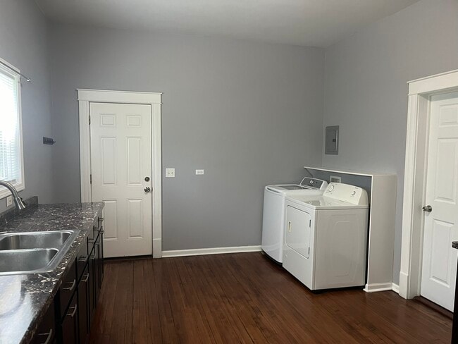 Kitchen - 1802 N Karlov Ave