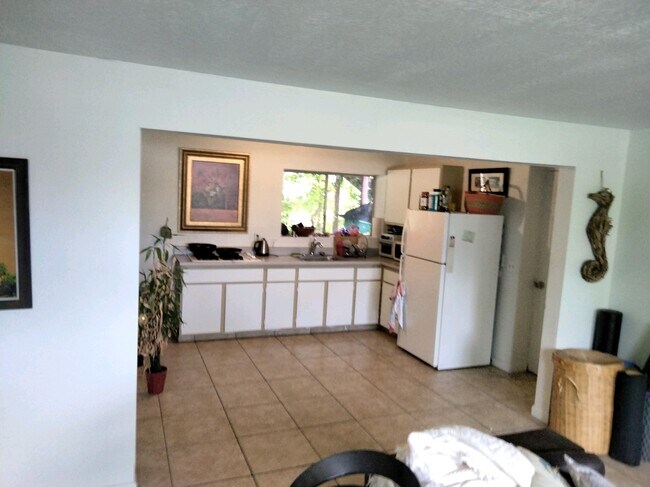 Building Photo - 2213 E Raintree Cir