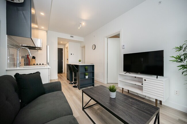 Building Photo - 1055 Rue de la Montagne