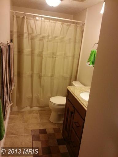 Full Bathroom - 9400 Squires Court