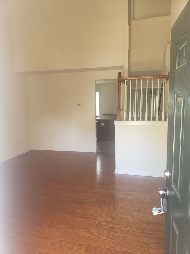 Foto del edificio - Nice End Unit Townhome in the University Area