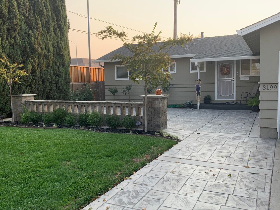 Foto principal - 3199 Cyrus Ave