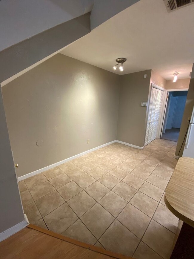 Building Photo - 2/2 Townhome in Continental Oaks Community...