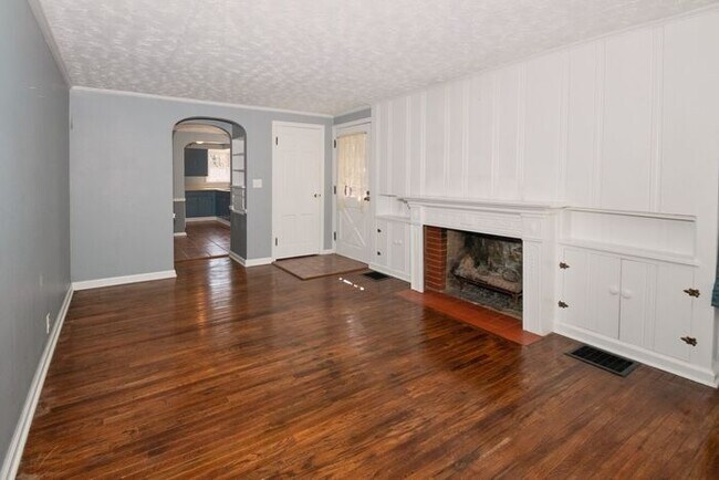 Building Photo - Adorable Bungalow
