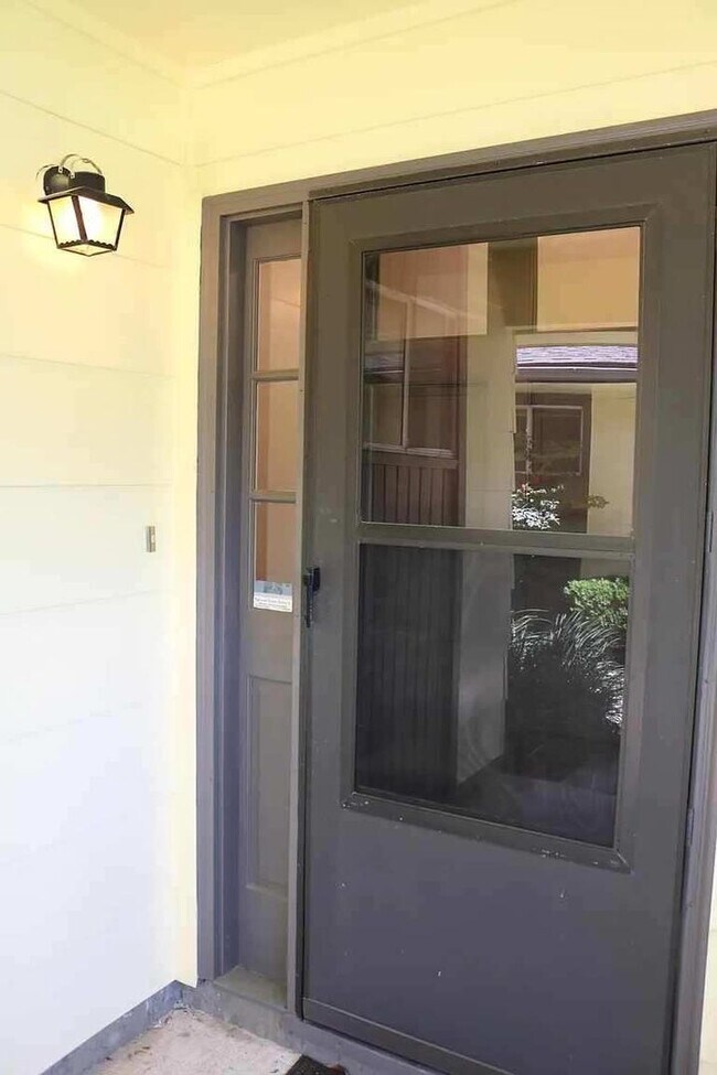 Building Photo - 2 Bedroom 1 Bath Available September 1. Cl...