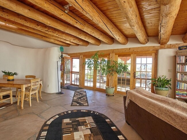 Foto del edificio - 2BR/2+BA Earthship w/views, hot tub in El ...