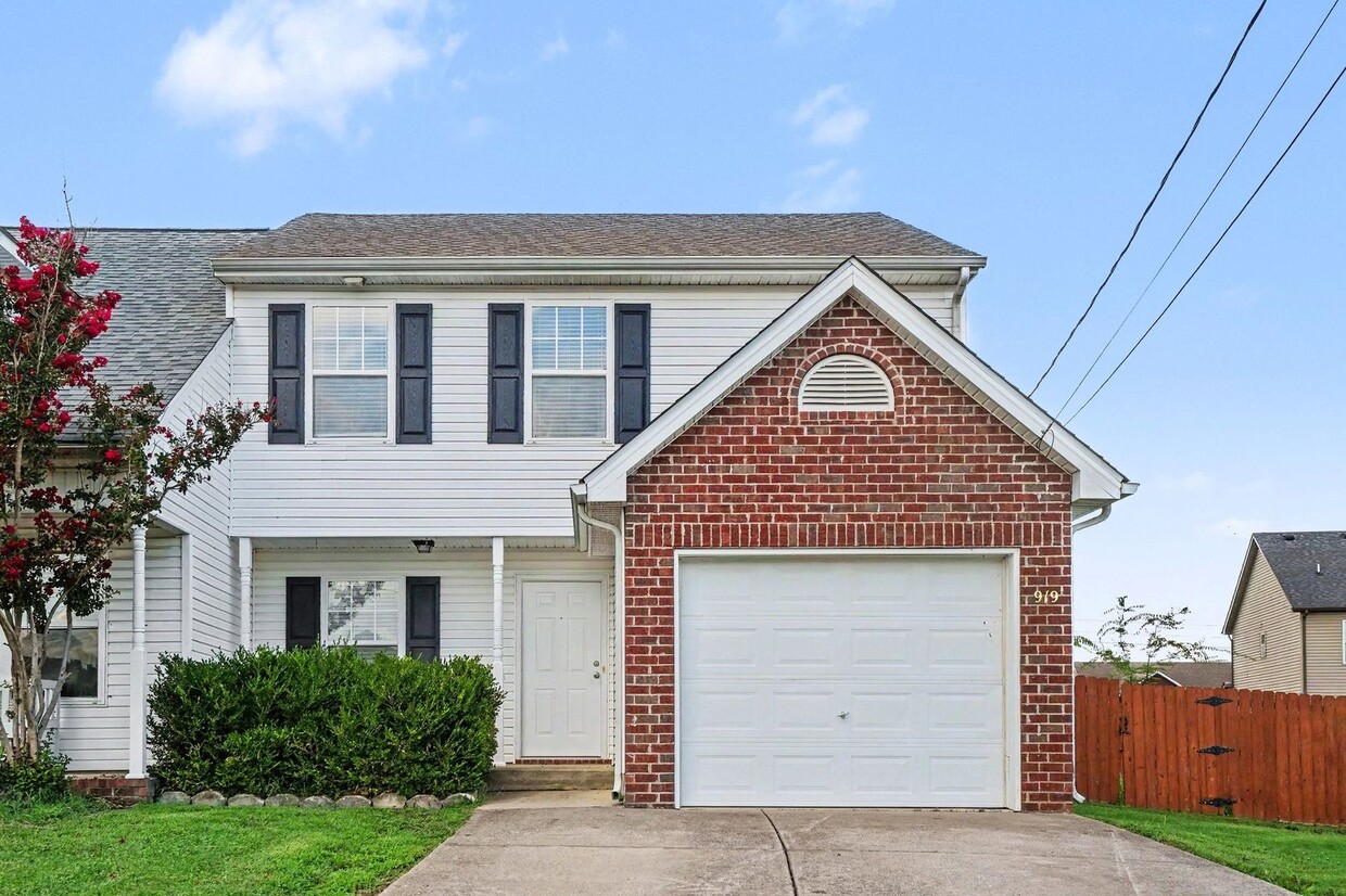 Wonderful 3 Bedroom 2 1/2 Bath Townhouse Now Available! - Wonderful 3 Bedroom 2 1/2 Bath Townhouse Now Available!