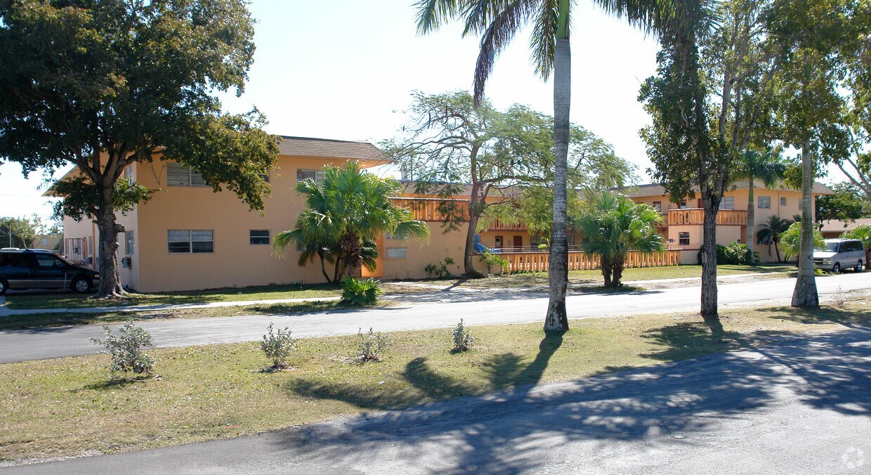 Colony Club Apartments - Luz Gardens